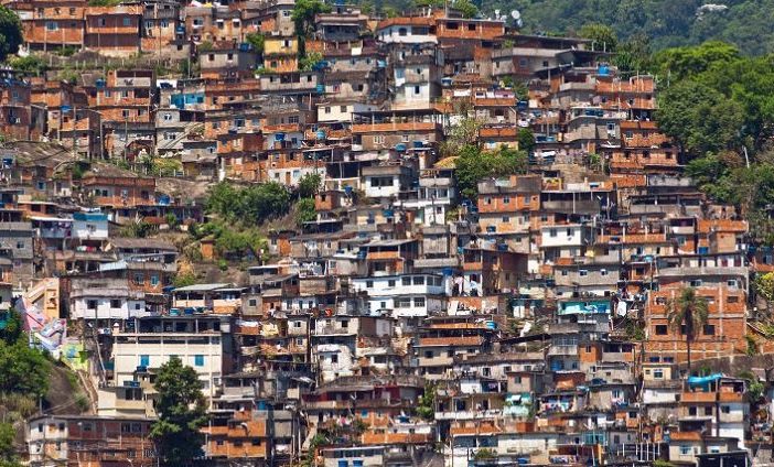 Il villaggio e la favelas: nuove metafisiche urbane